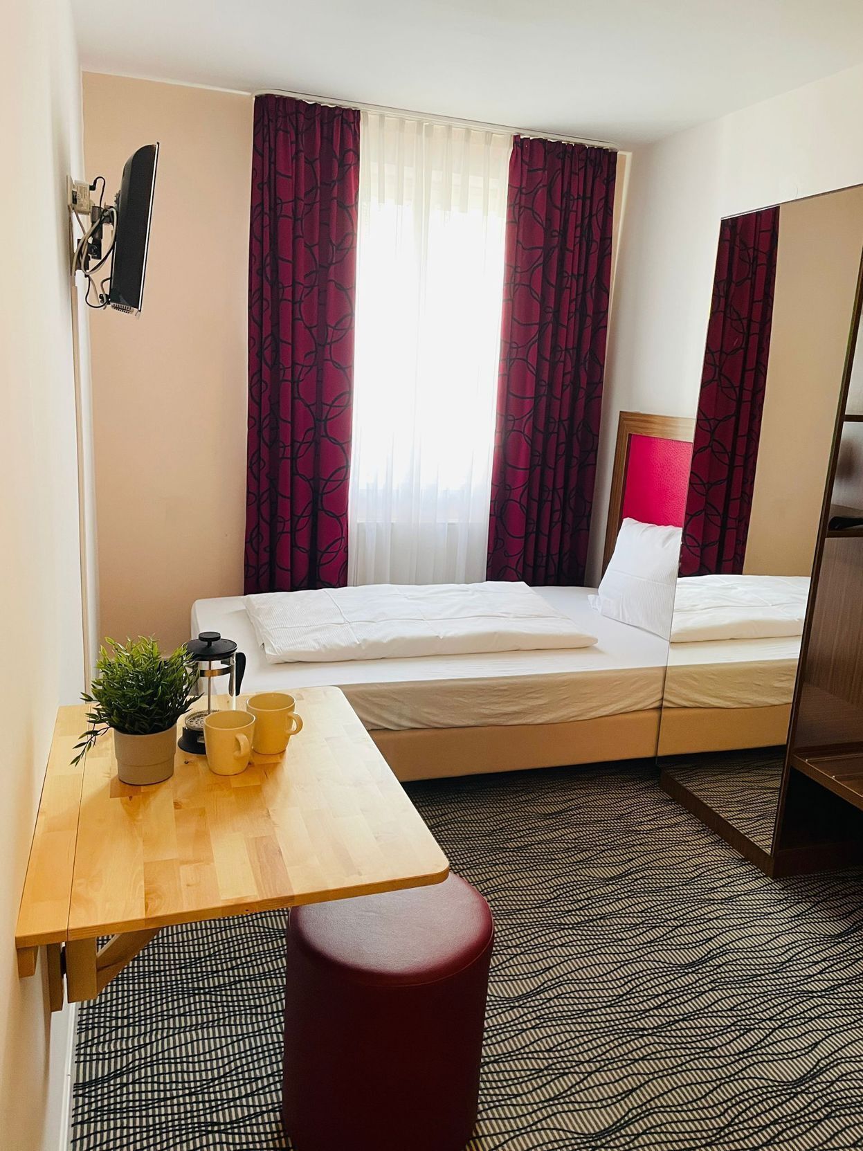 Soundproofing, free WiFi, bed sheets