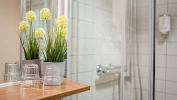 Standard Double Room | Bathroom | Shower, free toiletries, hair dryer, towels