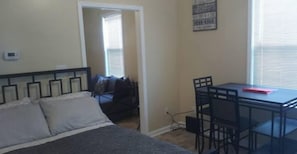 1 chambre, coffre-fort, fer et planche à repasser