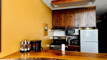 Een koelkast, een microgolfoven, een kookplaat