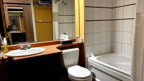 Un baño con lavabo, inodoro y bañera.