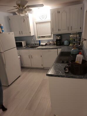 Geladeira, micro-ondas, cooktop, lava-louças