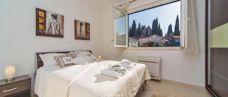 2 bedrooms, iron/ironing board, WiFi, bed sheets