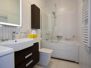 Baignoire, sèche-cheveux, serviettes fournies, savon