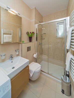 Shower, hair dryer, towels, soap - 4B Apartments - One Bedroom Apartment (Dubrovnik)
