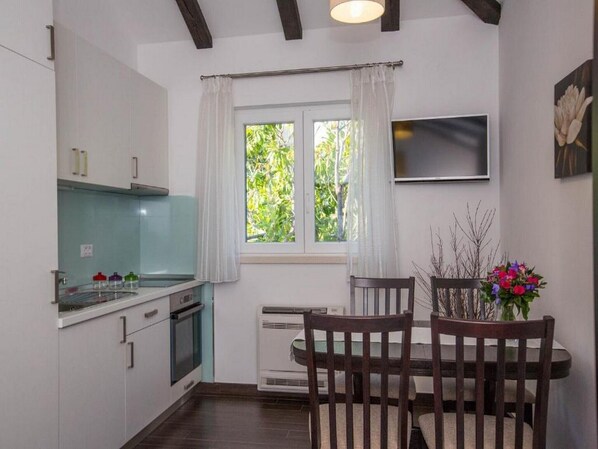 Fridge, oven, stovetop, coffee/tea maker