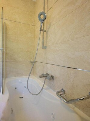 Badewanne, Haartrockner, Handtücher