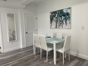 Dining - Beautiful 2bed/1 bath apt w/parking great location (Coral Gables)