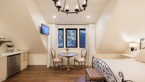 Room - Campus/Central location on Legion Ave! w/garage (Chico)