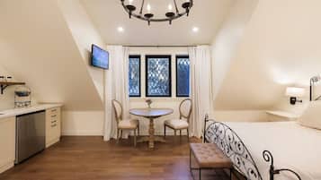 Hochwertige Bettwaren, Schreibtisch, Bügeleisen/Bügelbrett, WLAN