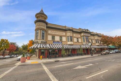Campus/Central location on Legion Ave! w/garage