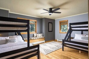 4 Schlafzimmer, Bügeleisen/Bügelbrett