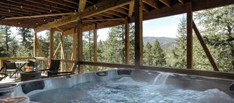 Wonder Lodge: Mountain Views, Hot Tub & Fire Pit