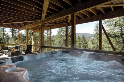 Wonder Lodge: Mountain Views, Hot Tub & Fire Pit