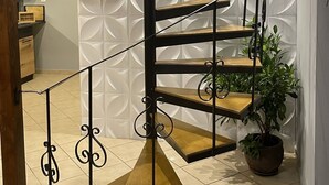 Eine Wendeltreppe mit modernem Design, Holzstufen und Metallgeländern.