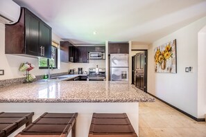 Een koelkast, een magnetron, een oven, een kookplaat