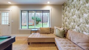 TV connectée, espaces bureaux, écrans d'ordinateur