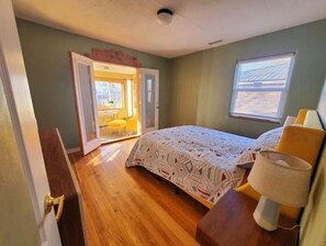 2 slaapkamers, een bureau, een strijkplank/strijkijzer, gratis wifi