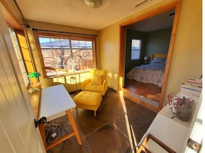 2 chambres, bureau, fer et planche à repasser, accès au Wi-Fi (inclus)