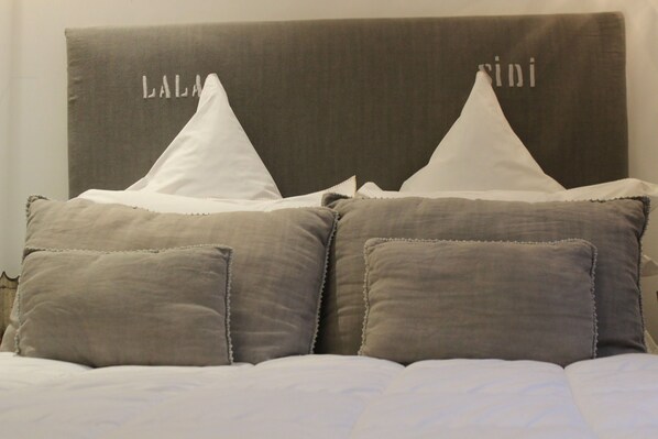 A bed with a headboard labeled "LALA" and "RINI". - Riad Bensaleh 56 (Marrakech)