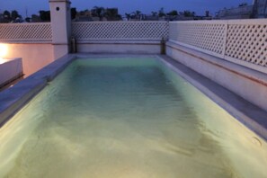 สระว่ายน้ำกลางแจ้ง