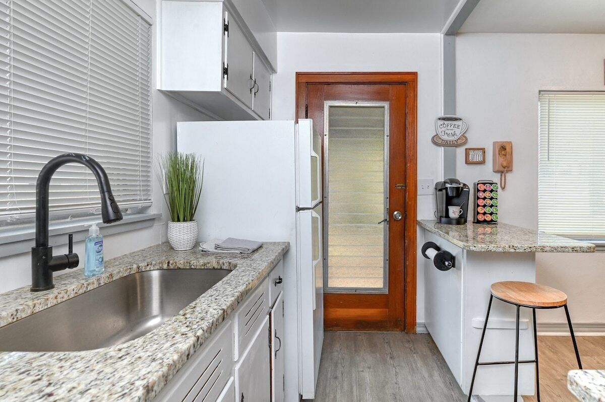 Kjøleskap, mikrobølgeovn, ovn og kokeplater