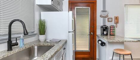 Frigorífico, microondas, horno y placa de cocina