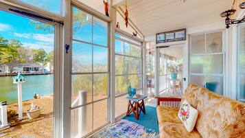 Televisión, chimenea, libros y servicios de streaming