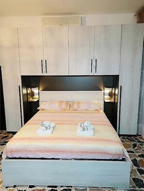 1 habitación, tabla de planchar con plancha, wifi gratis y ropa de cama 