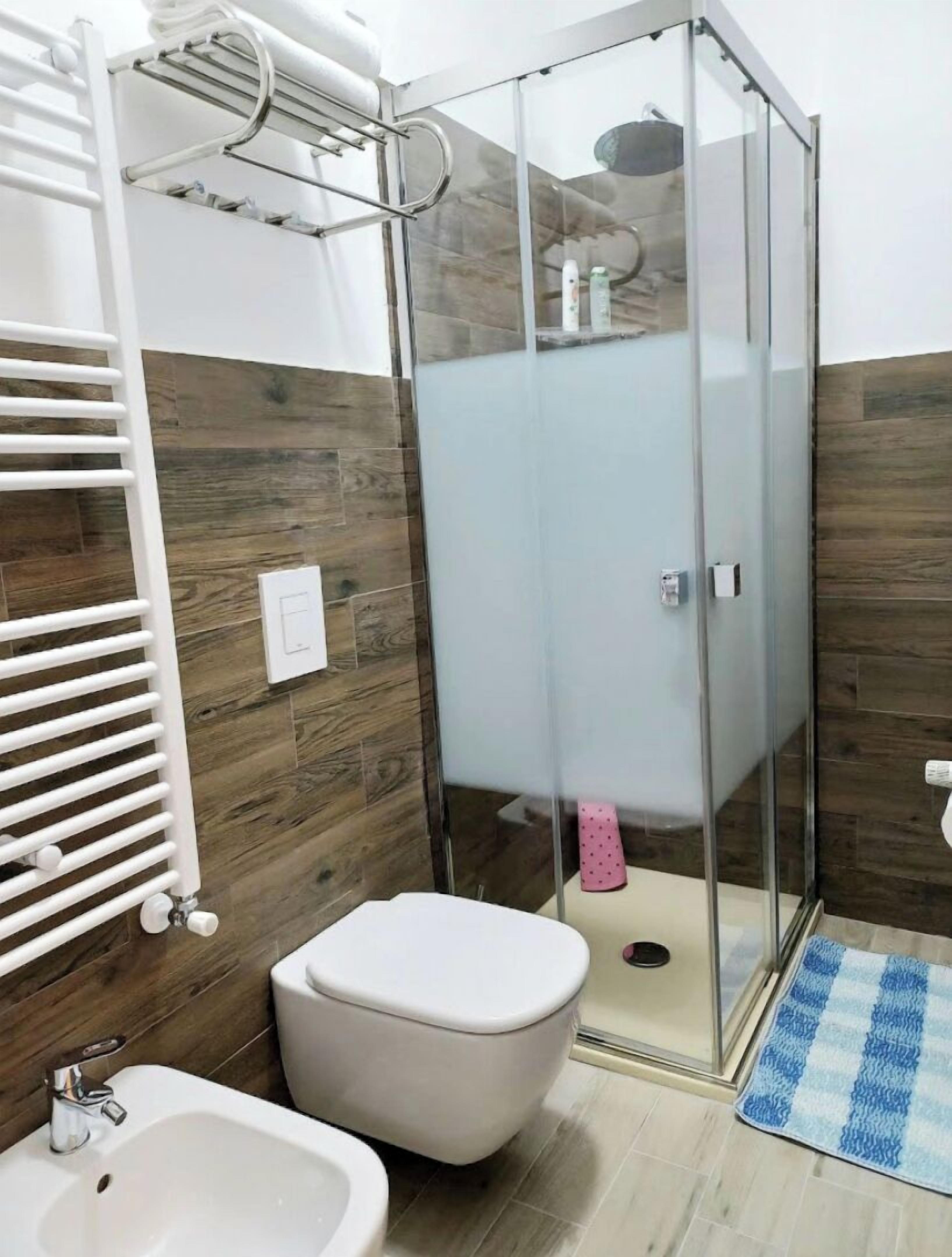 Doccia, asciugacapelli, bidet, asciugamani