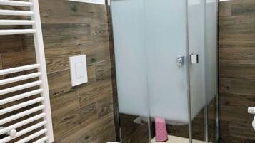 Doccia, asciugacapelli, bidet, asciugamani