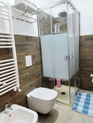 Dusche, Haartrockner, Bidet, Handtücher
