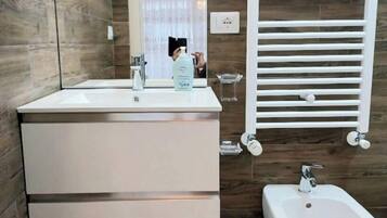 Dusche, Haartrockner, Bidet, Handtücher