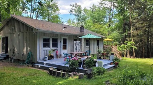Outdoor dining - Mai's Cabin! (Kerhonkson)