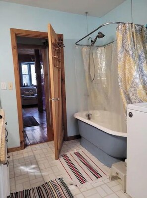 Hair dryer, towels, soap, shampoo - Mai's Cabin! (Kerhonkson)