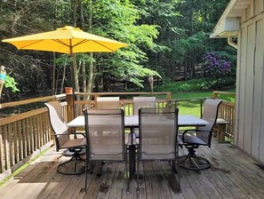 Outdoor dining - Mai's Cabin! (Kerhonkson)