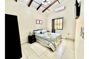 4 室のベッドルーム、アイロン / アイロン台、WiFi (無料)、ベッドシーツ