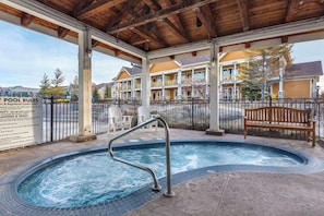 Outdoor pool - Hilton Grand Vacations Club Blue Mountain Canada (The Blue Mountains)