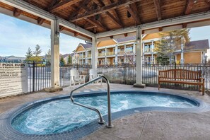 Outdoor pool - Hilton Grand Vacations Club Blue Mountain Canada (The Blue Mountains)