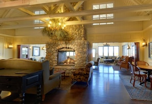 A spacious living room with a stone fireplace, wooden beams, and comfortable seating areas. - Hilton Grand Vacations Club Blue Mountain Canada (The Blue Mountains)