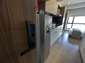 Refrigerador, microondas, parrilla de estufa y lavavajillas