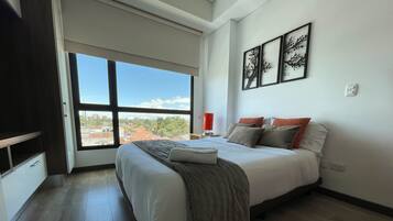 1 habitación, caja de seguridad en la habitación y escritorio