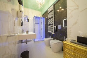 Camera Amalfi | Baño | Regadera, regadera con hidromasaje, amenidades de baño gratuitas 