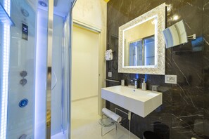 Luxe kamer | Badkamer | Een douche, een hydromassagedouche, gratis toiletartikelen