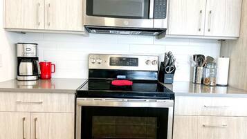 Kjøleskap, mikrobølgeovn, ovn og oppvaskmaskin