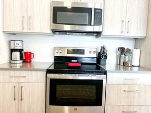 Réfrigérateur, micro-ondes, four, lave-vaisselle