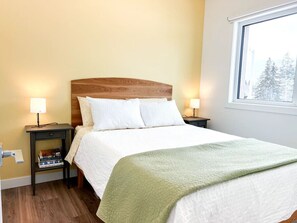 2 bedrooms, desk, WiFi, bed sheets