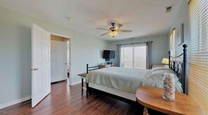 4 slaapkamers, een bureau, een strijkplank/strijkijzer, wifi