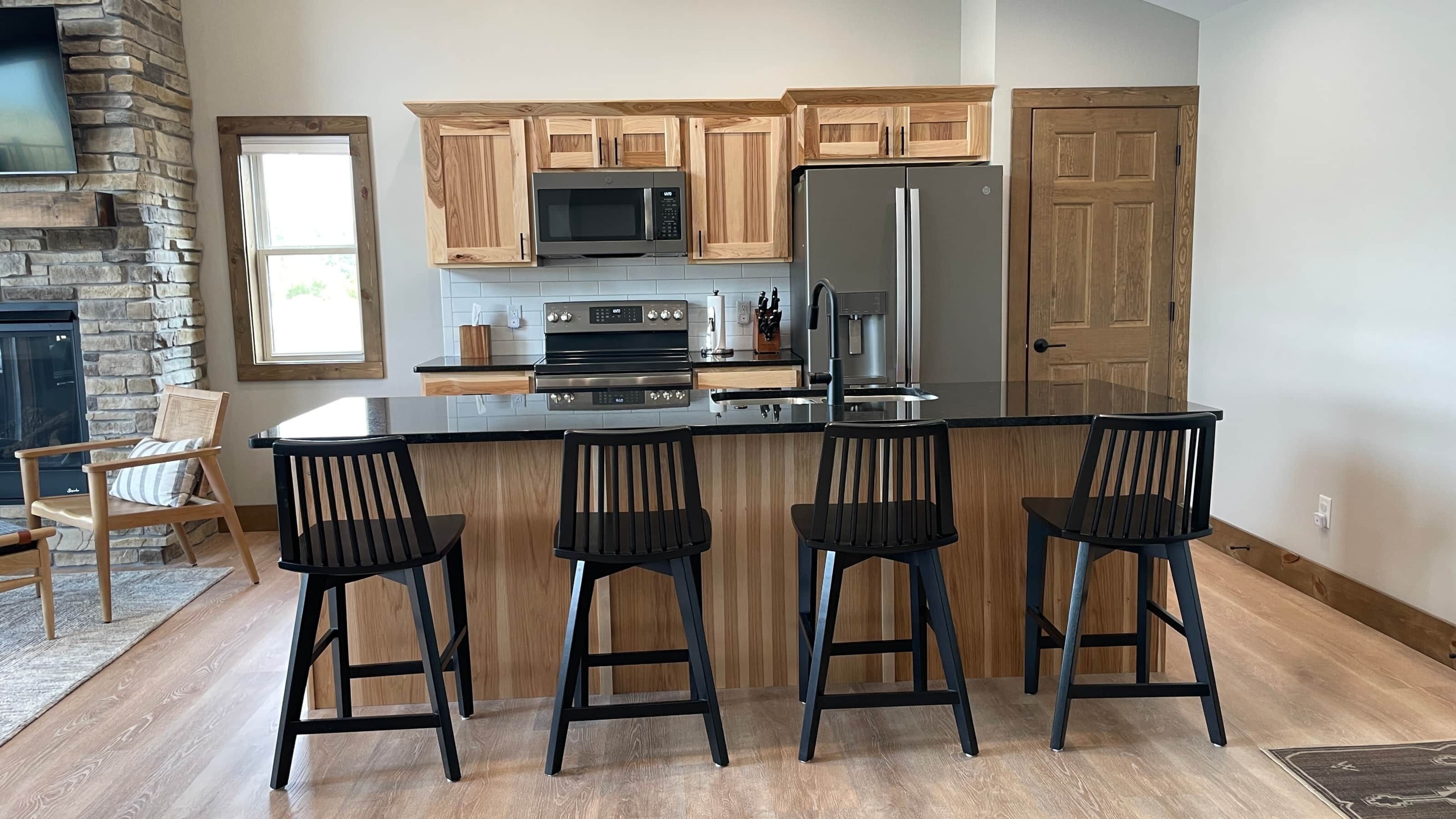 冷蔵庫、電子レンジ、オーブン、コンロ