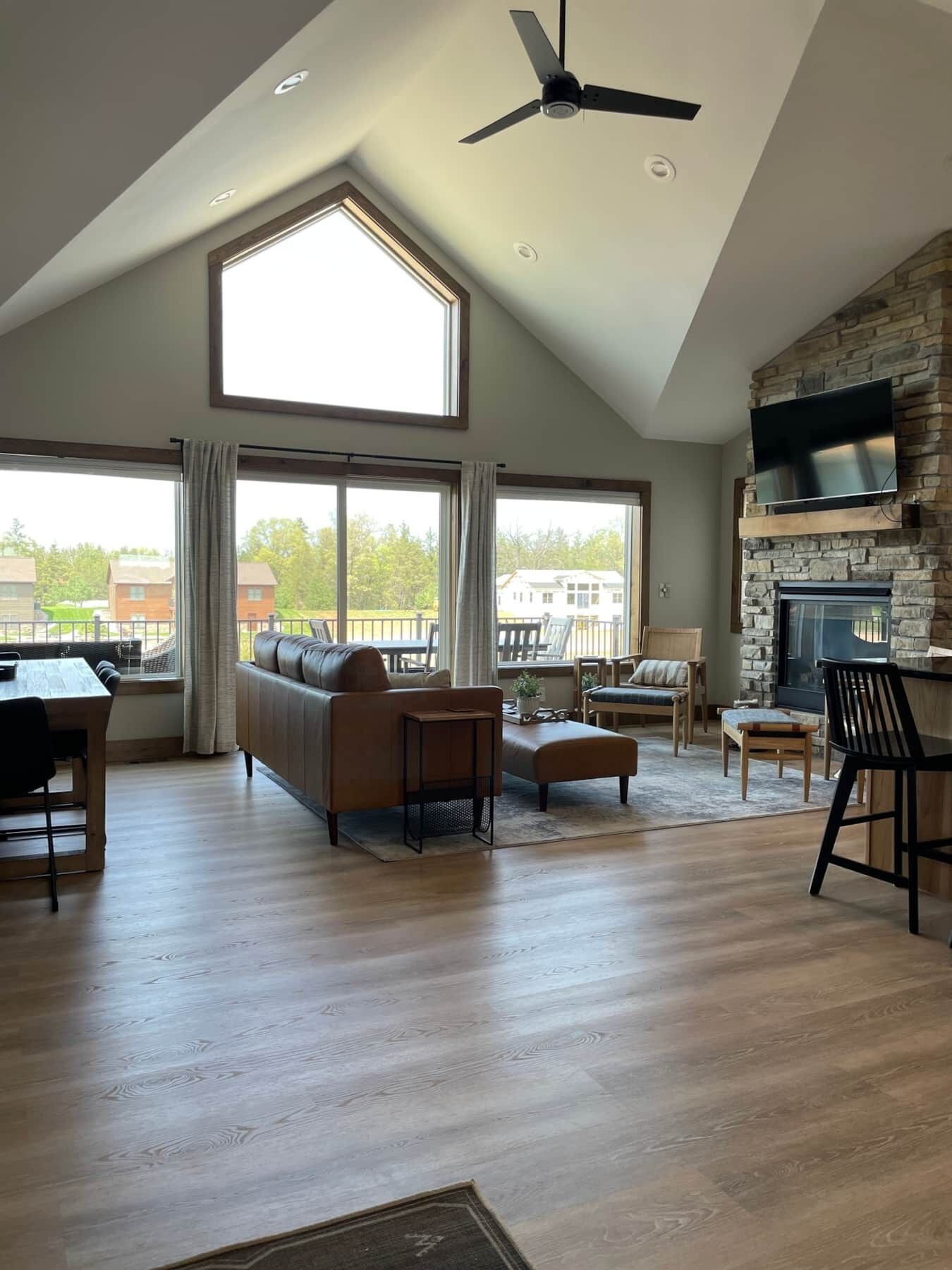 Smart TV, fireplace, ping pong, books